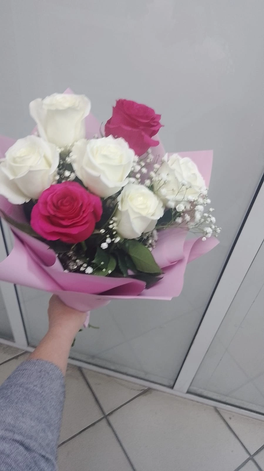 Бело розовые розы