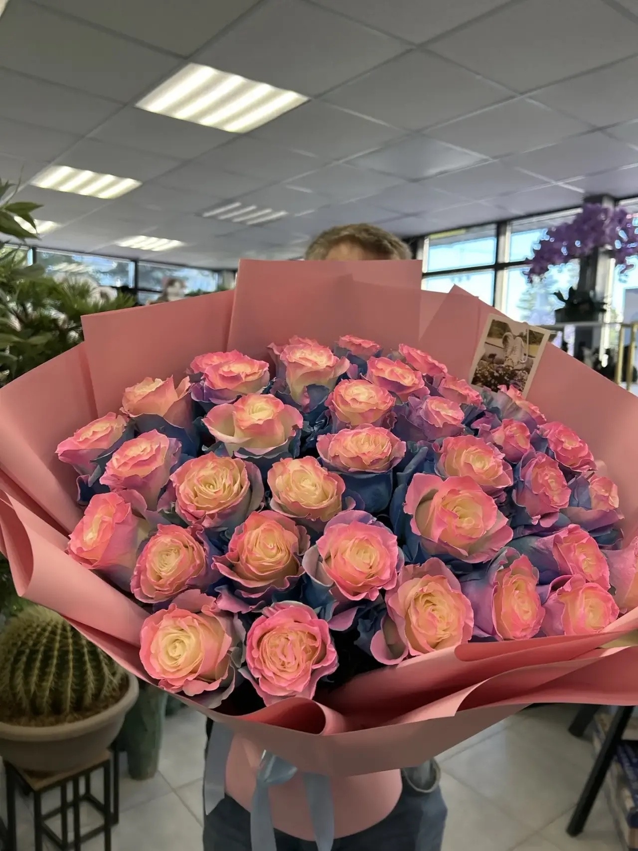 35 радужных роз